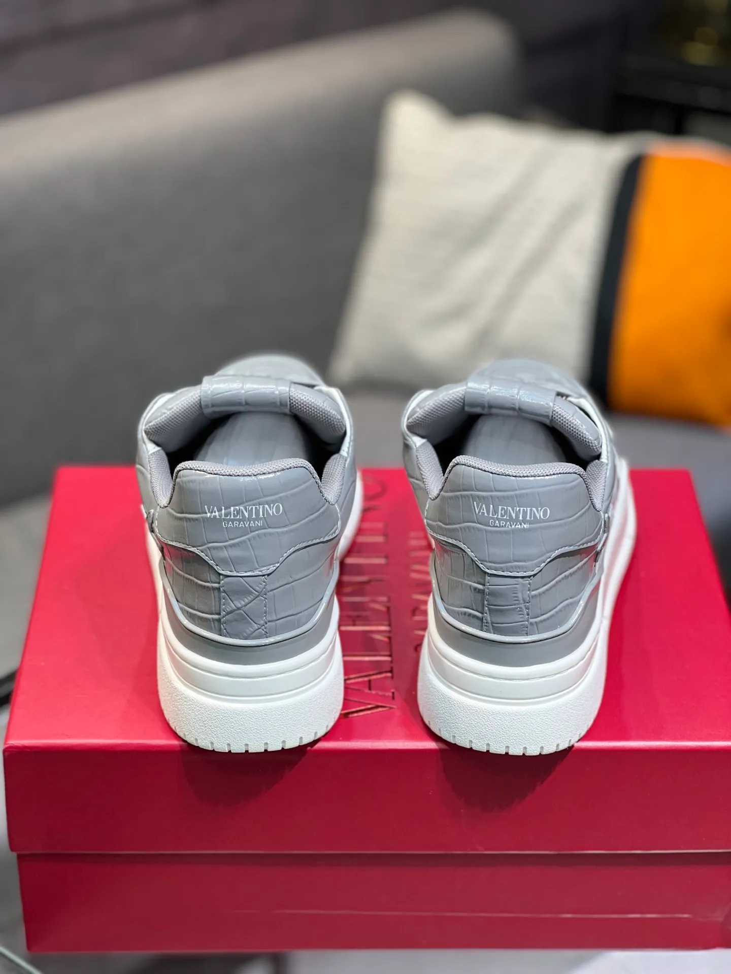 Men's Men's Shoes 💰660 Valentino 2023 early autumn new star shoes are now online! Wang Hedi and Ren Jialun have been worn by many celebrities. Who can refuse the same couple shoes as Wang Hedi! The design of Stars Stab My Heart is cool and spicy. The material of the shoes is cowhide, and every color is beautiful! Size 35-40, men’s size 39-44 (women’s 41, men’s 38, 45🉑️customized)